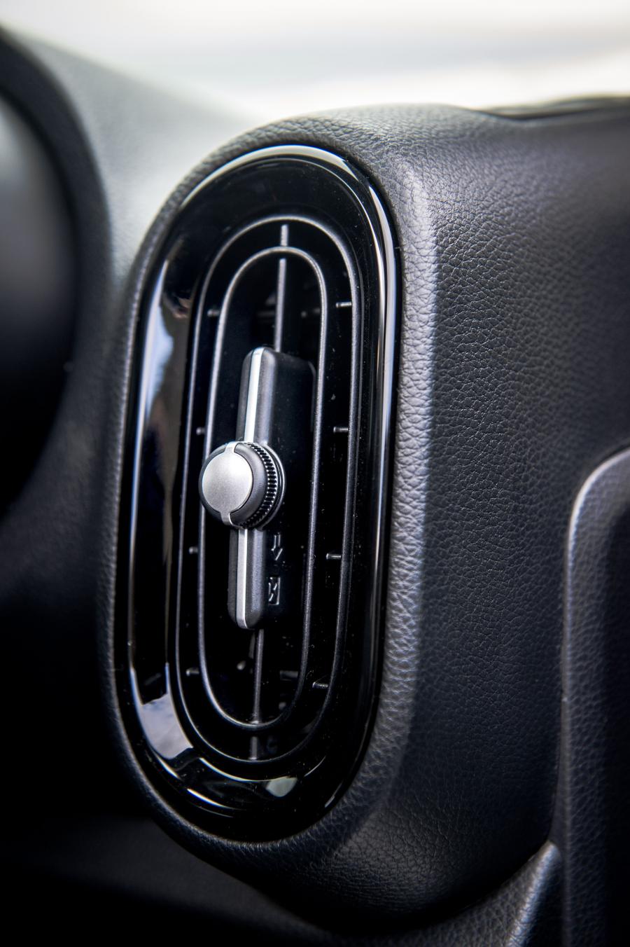 Детали интерьера Kia Picanto 2017 года  (UK) (фото 74 из 80)